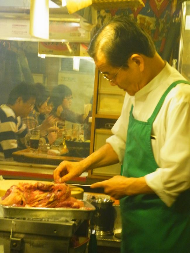 カウンターだけの小さなお店ですが<br />新鮮なラム肉を出して下さるとの事。<br />大将は手を休めることなく肉を捌いていました。