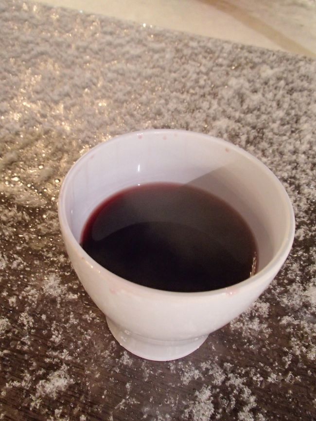 クリスマス市で一番楽しみにしていた<br />ホットワイン（グリューワイン）を飲みます。<br /><br />出店しているお店のほとんどで<br />ホットワインを販売しているようでしたが<br />下調べを全くしていなかった自分は<br />マーカスさんのお店で買ってみる事にしました。<br /><br />お酒が弱いので酔っ払ってしまうかな？と<br />思っていたのですが<br />温める事でアルコールが飛んでしまうらしく<br />酔っ払うことはありませんでした。<br />甘くてスパイシーでとっても美味しかった！<br /><br />別なお店でも買ってみましたが<br />そちらはワインをお湯で<br />薄めているみたいな感じでした…。<br /><br />個人的にはマーカスさんのが好きですが<br />飲兵衛の方は気に入らないかも知れません。