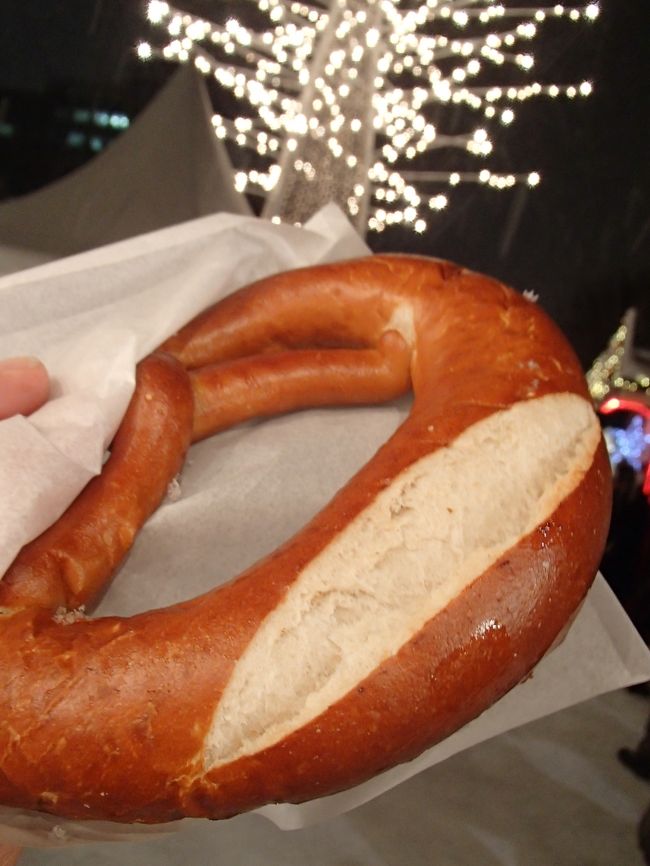 そしてこちらも購入。<br />発酵バター入りのプレッツェルです。<br /><br />ふわふわで香りも豊かで美味♪<br /><br /><br /><br />それにしてもさっきから<br />食べてばかりですね・・・<br />