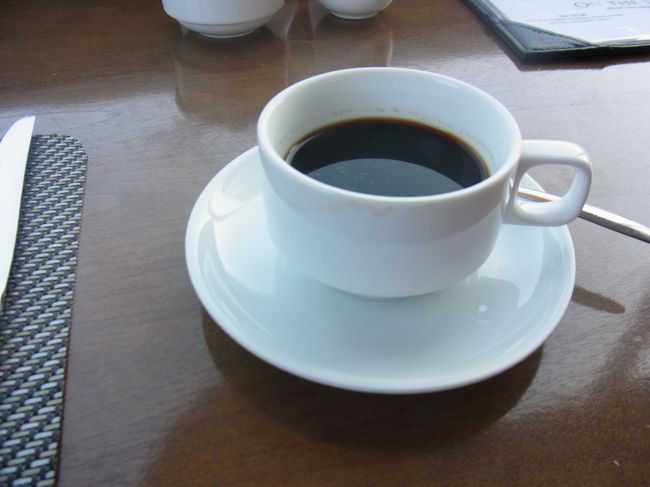 初ベトナムコーヒー<br />席に着くと、最初にコーヒーか紅茶（ティーバッグのよう）か聞かれます<br /><br />朝食はコールド＆ホットミールやパンのブッフェ<br />フルーツもジュースもあります（オレンジ、パイナップルなど）