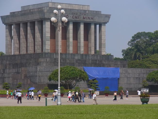 では、さっそく観光です。<br />ホーチミン廊はちょうど2か月の休館に入ってしまって見られず。<br /><br />今思えば、ホーチミンの家には入れたんですね…失敗（＞＜）<br />