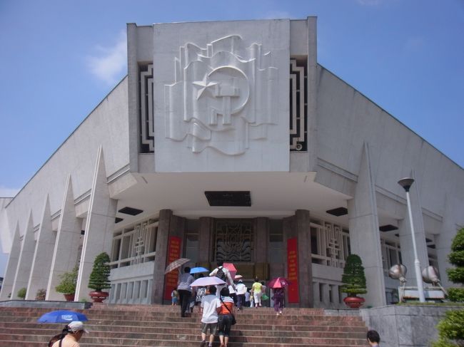 次はホーチミン博物館へ