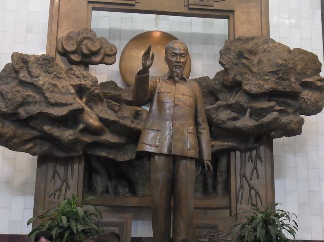 ホーチミンさんがお出迎え<br /><br />