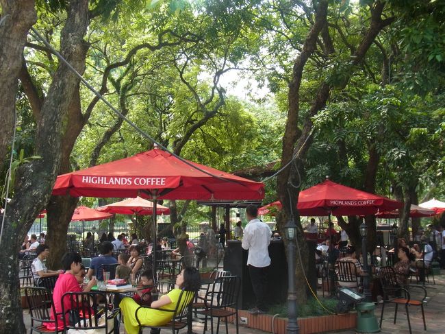 いい天気どころか、カンカン照り。<br />パラソルの下でアイスコーヒーをいただきます。