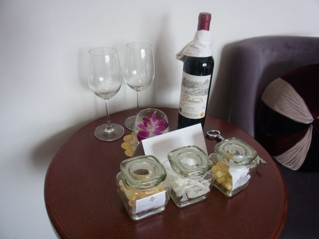 朝食のあとはエッセンスホテルに戻ります<br /><br />部屋に入ると、今度は赤ワインとフルーツバスケット、<br />そして、ベトナム流のドライフルーツ＆ジンジャー。<br /><br />本当に気にしなくていいのに。<br />逆にすみません（汗）