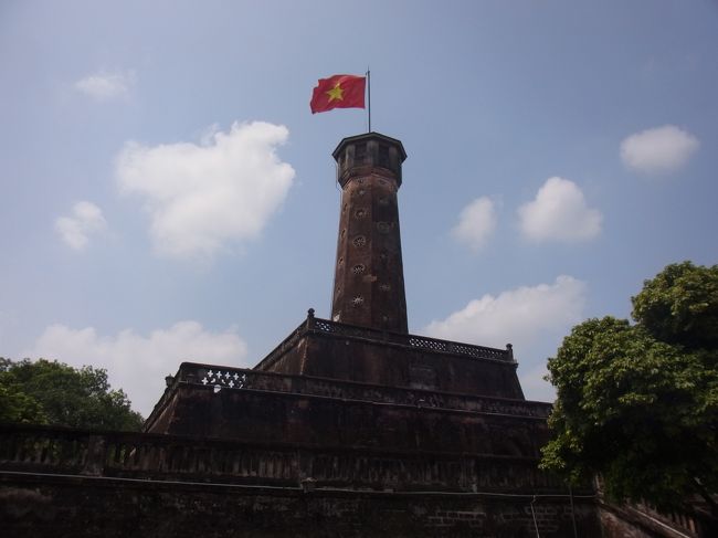 ハイランドコーヒーの裏にはタンロン遺跡の国旗掲揚塔が見えます。<br />暑くて、見学はしていません。すればよかったな…
