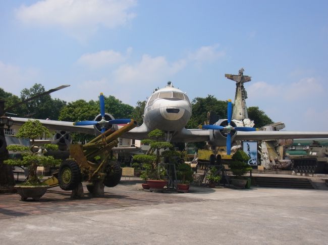 その脇には、軍事歴史博物館の飛行機が見えます。<br />やはり見学はしませんでした…<br /><br />ハイランドコーヒーでトイレに行くと、<br />両方こんな感じでつまみ食いできますよ、ということで…