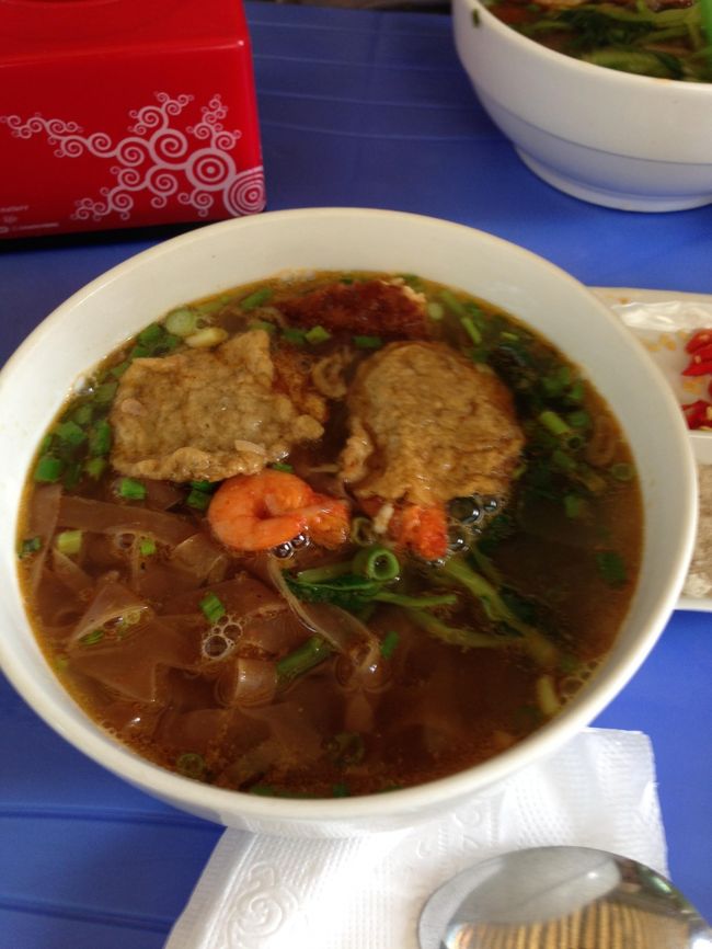 タクシーで一気にホアンキエム湖近くまで戻って、ランチです<br /><br />バイン・ダー・クアという、ハイフォンの麺料理を。<br />カニのだしたっぷりのスープと、幅広の麺。<br />めちゃくちゃおいしいです！<br />今回の旅行中ナンバー1グルメ！！