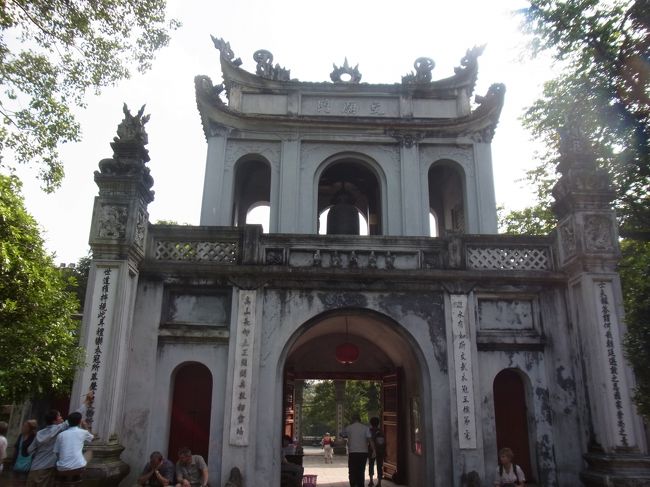 食後は文廟へ。<br />孔子を祀っているところです。<br /><br />ガイドブックによると、大学として使われていた部分もあるらしく、いろいろな時代の建物が混在しているそうです。