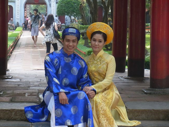 この日は結婚式日にいいお日柄だったようです。<br />結婚パーティー会場らしきものや、記念撮影中のカップルをたくさん見かけました。<br /><br />OKだというので、わたしもパチリ。<br />東南アジアの国の人はフォトジェニックな方が多いですが、この国も例に漏れず。