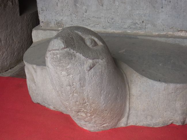 科挙試験に合格した人の名前を書いた石碑の下に亀。<br />これってお約束なの？<br />韓国にも同様のものがありました。<br /><br />石碑をよく見ると、ベトナム人に多い「グェン」などと思わしき名前が漢字で書いてあって、おもしろいです。<br />