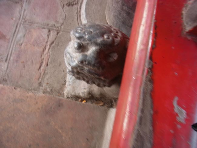 本殿への門を支えるのは小さな獅子。かわいい。