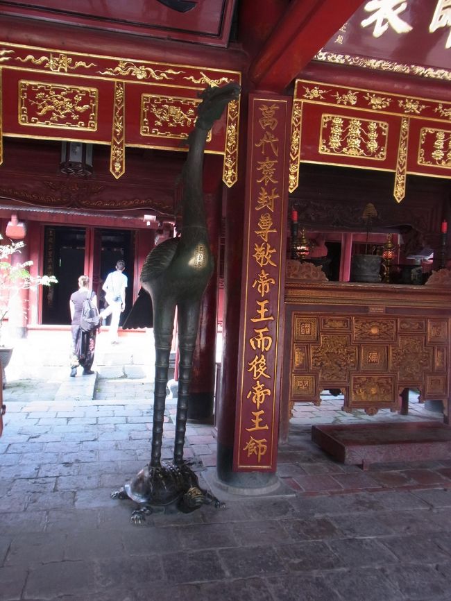 本殿の入り口で、謎の動物がお出迎え。鶴？キリン？