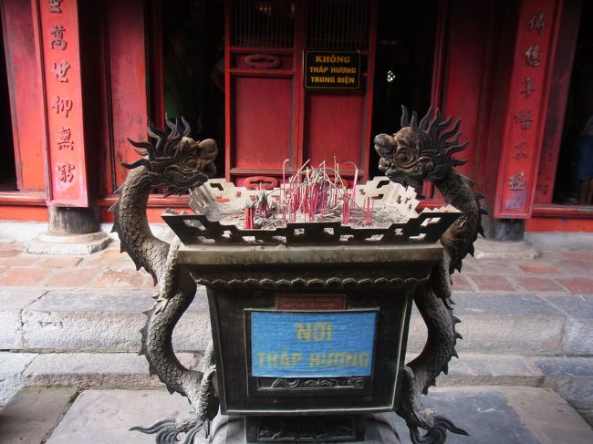 お線香を立てる台がなかなか素敵。<br />両サイドをドラゴンが支えます。