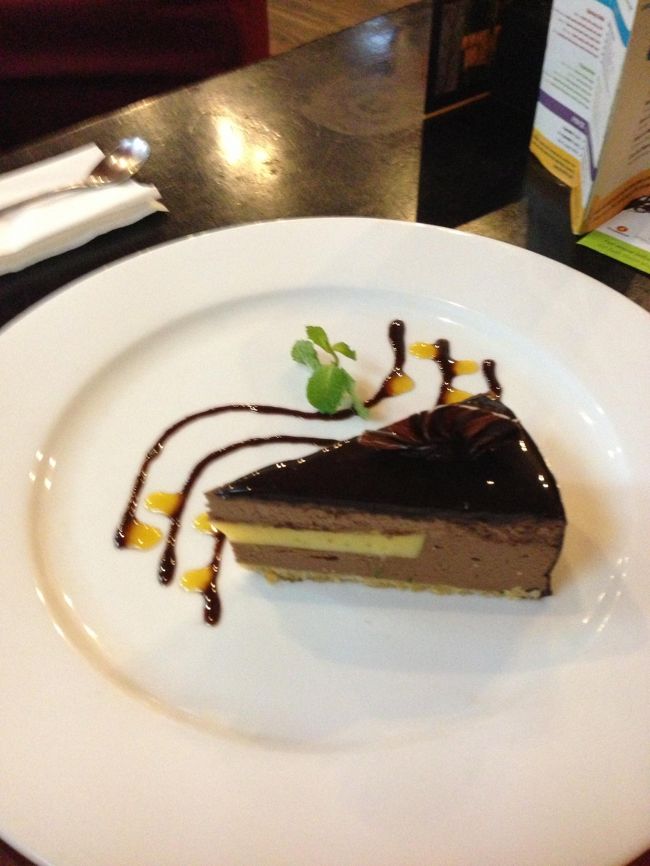 チョコレートケーキ。<br />どちらかというと、ケーキにあまり興味がない私ですが、<br />思わず「おいしい！」<br />かなりレベル高いです。<br /><br />後日、友人が別のものをいただいたそうですが、これまたおいしかったとのこと！<br />フードを作っているのも、少年少女たちなのですね。<br />これなら、立派にやっていけます！