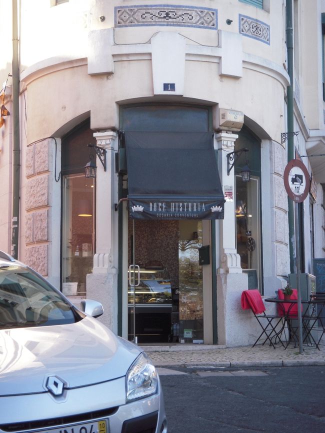 近くにあるドース・ヒストリアへ。<br />ドアに2枚のポルトガル語の張り紙がされており1枚には「OPEN」とも書いてある。<br />のに、ドアが開かない！<br />うーん、と悩んでると通りがかりの親切なおばちゃんが「OPENじゃない方の紙にちょっとだけ出かけますって書いてあるのよ。」と教えてくれました。<br />どのくらいかは知らないけどね〜と話してるうちに店員さん帰宅。