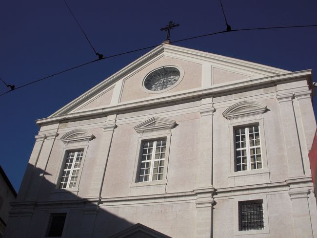 近くのサンロケ教会に行ってみました。<br />なんだか入り口が物々しい雰囲気。<br />それでも入れるかな？とトライしてみました。<br />が案の定、ダメっ！と言われました。<br />何だったんだろう？？