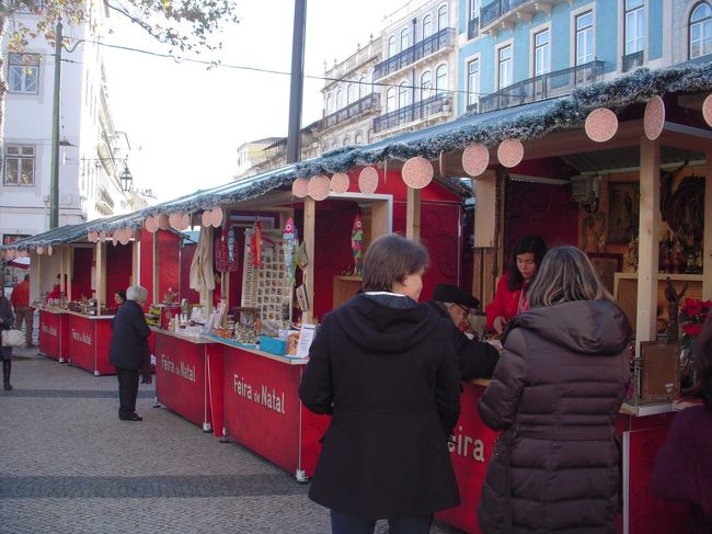 サンロケ教会前の広場ではクリスマスマーケットが開かれてました。<br />ドイツとは雰囲気が違ってこれもカワイイ。