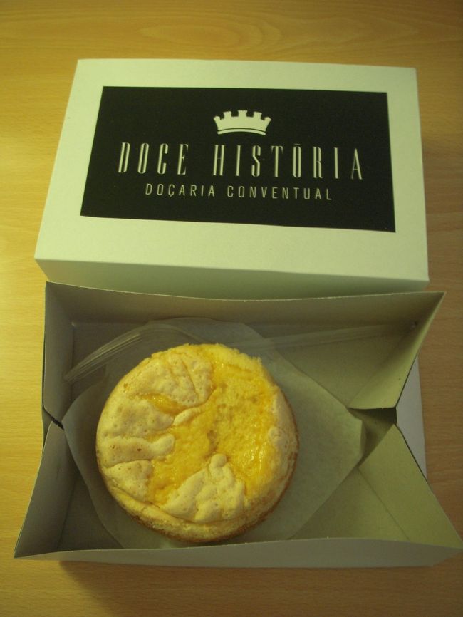 で、おすすめされたのがこれ。<br />半熟カステラみたいな感じです。結構大きくて4.5ユーロ。<br />ホテルに帰ってぺろりと食べちゃいました。<br />美味しかったです。