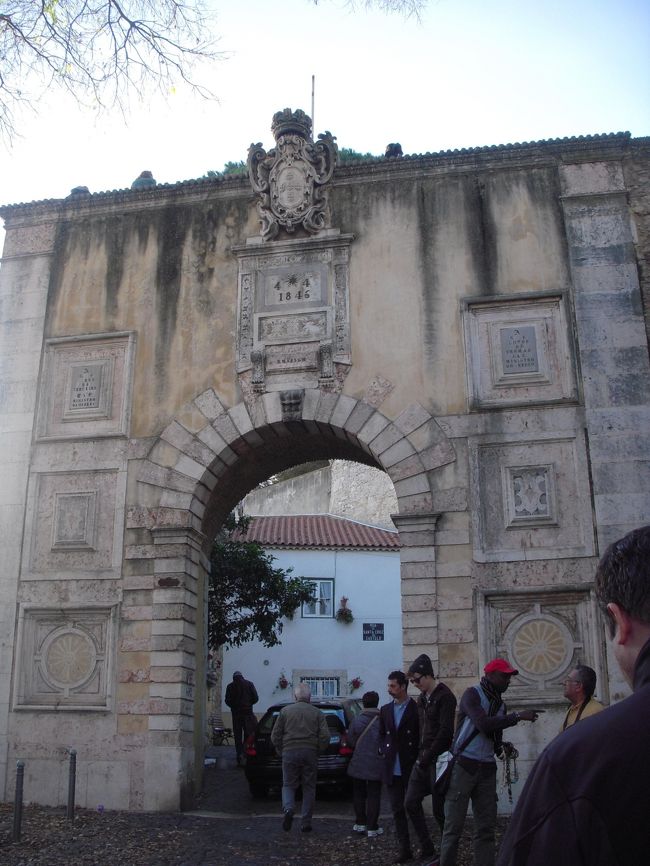 フィゲイラ広場からバス737に乗ってサンジョルジェ城へ。<br />坂道すごいのでバスがおすすめです。<br />入場料は7.5ユーロでした。（たしか）