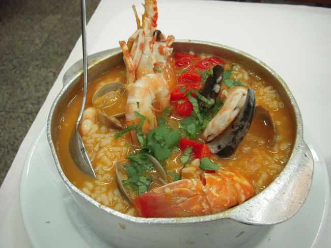 晩御飯はロシオに戻ってバレアルで。<br />2人前と書いてあったけどお願いしたら1人前で作ってくれたシーフードリゾット！！<br />ロブスター、見たことないカニ、エビ、アサリなどが入り、大好きなパクチーが散らされてもう絶品☆<br />ほんとに1人前ってくらい量は多かったです。<br />飲み物とチップも込みで18ユーロでした。