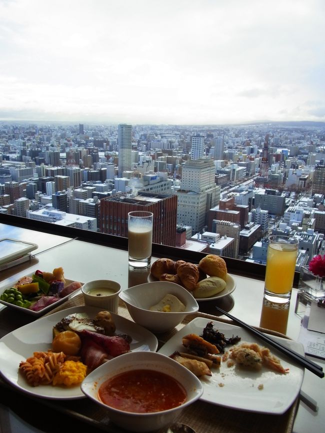 朝食会場は３ヶ所から選べるのですが<br />ビュッフェにしました。<br /><br />９時頃は空いているだろうと思っていたら<br />結構混んでいて、待たされました。<br />むむむ・・・<br /><br />ほとんどがテーブル席ですが<br />窓際のカウンターに通されました。<br />この席は末席にあたる雰囲気でしたが<br />景色を楽しみたかったので<br />個人的にはラッキーでした♪