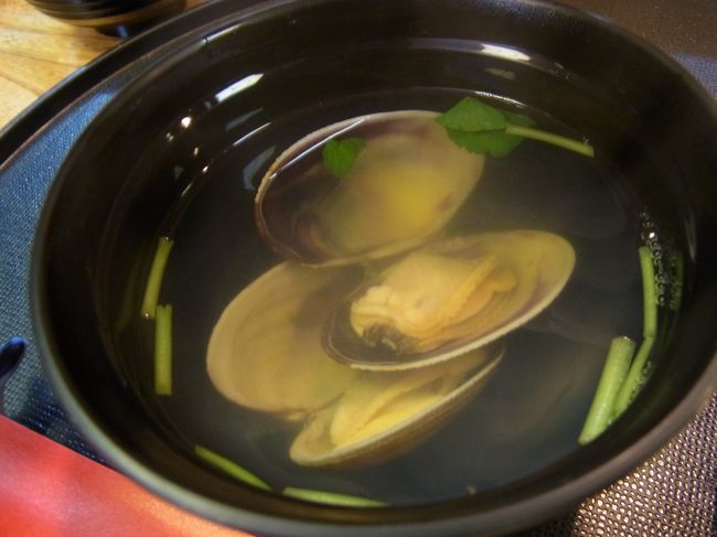 クチコミで高評価のランチを注文。<br /><br />まずは蛤のお吸い物。