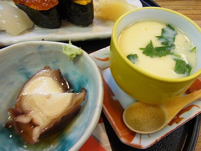 茶碗蒸しと小鉢（タコの柔らか煮）。<br /><br />この茶碗蒸しは普段食べてるものと<br />全くお味が違っていて驚きました。<br />北海道では栗を入れるそうで<br />それがその味の違いの一つです。<br />その他には貝ヒモ等も入っておりました。