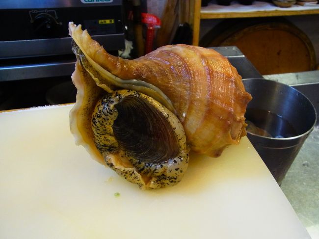 お好みで日高産のバイ貝（ツブ貝）と<br />ホタテを握ってもらいました。<br /><br />バイ貝はその場で捌いてくれました。