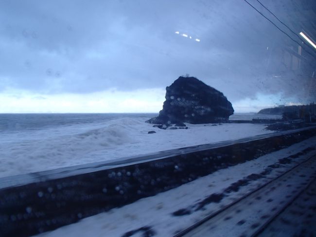 さて、お寿司を食べた後はどうするか…。<br />実は何も決まってません（笑）<br />札幌ってあまり観光する所が無いので<br />ベタではありますが<br />小樽へ行ってみることにしました。<br /><br />電車はずっと海沿いを走るのですね〜