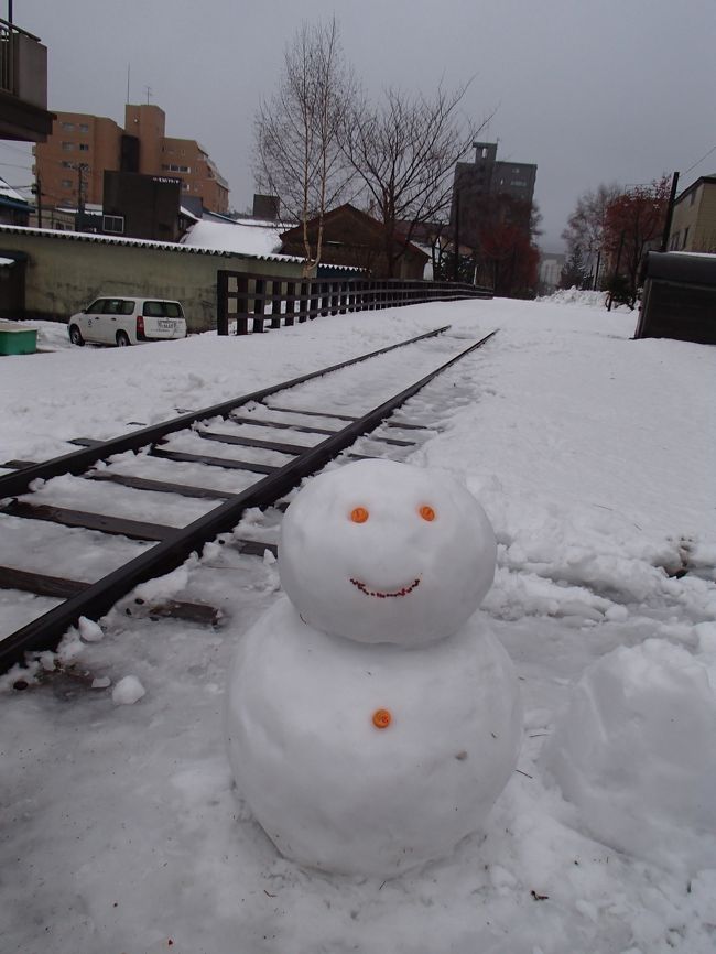 急に思い立って小樽に来たので<br />どこに何があるのが良く分かりません。<br />とりあえず運河方面に向かいます。<br /><br />途中に鉄道の跡があり<br />可愛い雪だるま君がいました。
