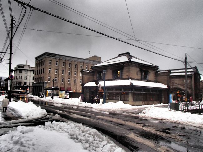 なんか良く分かりませんが<br />観光客相手のお店がやたらと並んでいる通りを行きます。<br /><br />この写真、昔の着色絵葉書みたいです。