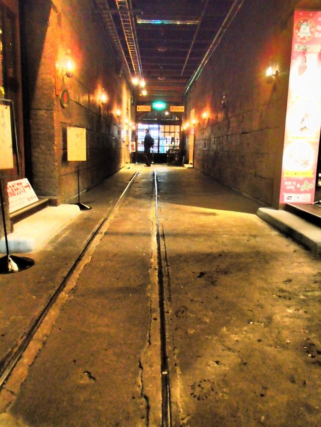 北一硝子とルタオがやたらと沢山あったりします。<br />そんなに人気なのですかね？？？<br />自分はあまり興味がありません。<br /><br />写真は北一硝子の内部。<br />