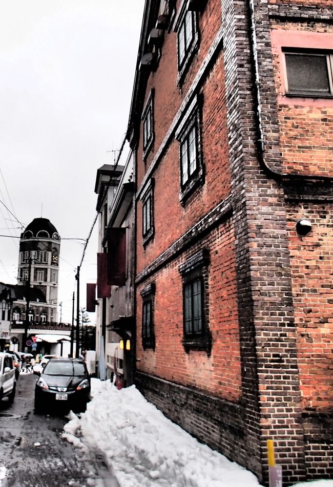 通りを戻るのが苦痛だったので<br />大好きな裏道散策に切り替えます。<br /><br />観光用の広場（何て名前なのかな？）から<br />ちょっと道を入って振り返ると<br />なんか妙にヨーロッパっぽい風景で<br />ちょっぴりときめいてしまいました（笑）