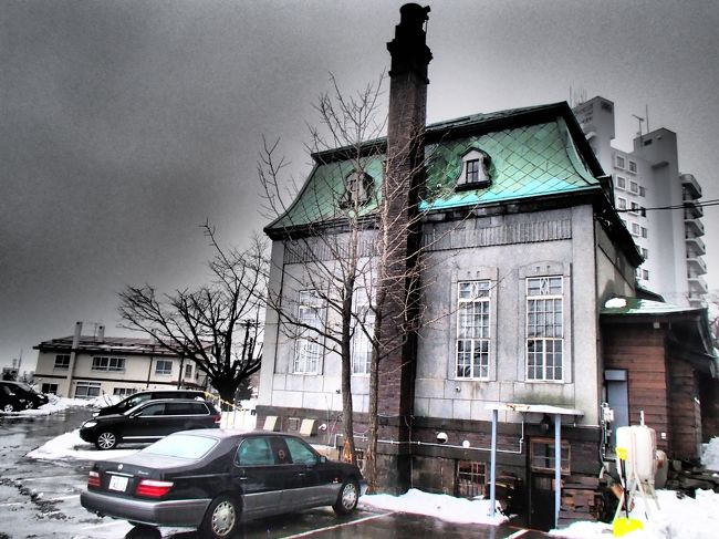 偶然にすごい豪邸を発見しました。<br />でも残念ながら敷地はずたずたにされ<br />破壊されかけてた…。<br /><br />帰宅してから調べたら<br />海運業などで財をなし<br />小樽市長も務めた<br />板谷宮吉氏の邸宅だったそうな。