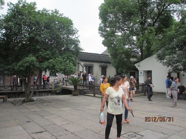 魯迅故里を見終え、出て行く観光客。