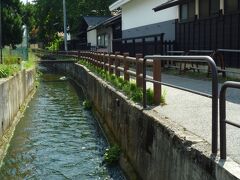 やませ蔵美術館

山一醤油店から 数分の場所。明治期に建てられた５つの蔵が

活用された美術館に、水路や日本庭園もあるという その施設は…

ちょうど休館日で；； 金曜日から日曜日のみ開館… だそう。


煌めくミナモの風景で 一息。でも町には、

まだまだ見所が控えているから、落ち込むヒマなどなく～。

最大の見所・“丸大扇屋”などを訪ねた 探訪後半は、記事②へ…。