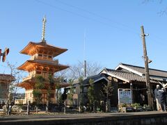 駅舎の横に建てられた三重塔、昨日１日で組み立てられたそうです。
この三重塔の組立の様子が、法華口駅のボランティア駅長さんのFacebookページで紹介されていました。

ボランティア駅長さんのFacebookページです。
https://www.facebook.com/photo.php?fbid=218458415003126&set=a.208337296015238.1073741836.124260531089582&type=1&theater