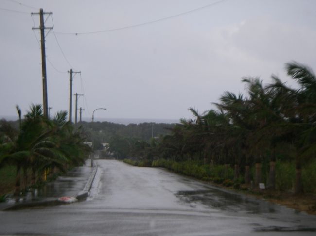 帰りは同じ経路を白保へ。　ところが、明石集落から<br />メインロードに出たところで突然の雨。野菜販売所で一時雨宿り。<br />直ぐに止み、走行再開、また上天気。<br />これってスコール？？<br /><br />往復の走行時間：2時間45分14秒、距離：51.78Km、平均速度：18.8Km/h