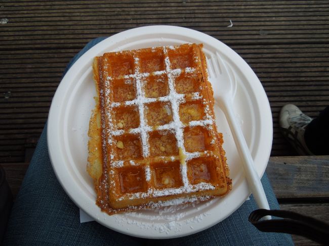 ブリュッセルワッフル。<br />老舗のダンドワのワッフルです。テイクアウトをして、グラン・プラスのベンチで頂きました。<br />生地の表面はカリッとしていて、軽い食感です。私は、トッピングはせず、キャラメルソースをかけてもらいました。<br />これが、とっても美味しい！！！パクパクと食べれます。<br />トッピングで、アイスとかしても美味しいだろうな〜。<br /><br />メニューは日本語のもあるので、注文するには楽でした。<br /><br />リエージュ風のワッフルは食べれなかったので、残念。