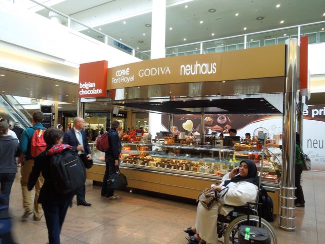 空港内。やはりチョコは売ってます。<br />買い忘れても大丈夫です。