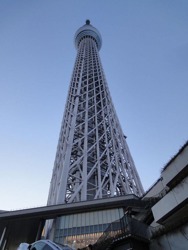 行きは押上の駅から、押上の駅からだとソラマチ直結です。<br />ウチのオフィスからもチラッと見えるのですが、やっぱりここまで来ると違いますねぇ〜、滅茶苦茶迫力があります。