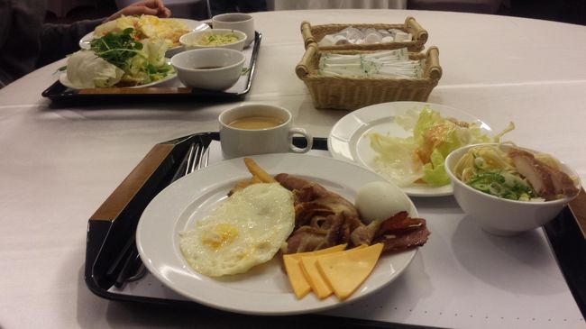 ３日目の朝ごはん　INホテル。<br />そばって書いてあったものを選んでみたけど、<br />そばっていうか、なんだか中華めん。<br /><br />おかゆのトッピングみたいなもので<br />きゅうりの漬物？があったんですが、<br />説明書きに<br />「キュウリのためにマリネ」ってあった。<br />・・・うーん、きゅうりさんもうれしいね。