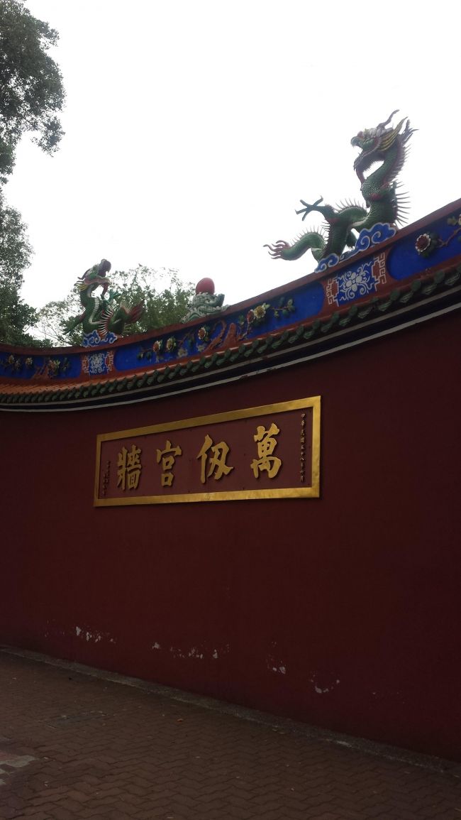 ここだー。<br /><br />両サイドに龍、中央に玉って<br />お寺のスタイルなんですねー。