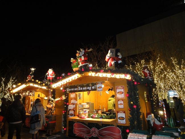 テラスへ出るとかわいい出店（？）が並んでいます。<br />ちょっと、ビヤガーデン風。