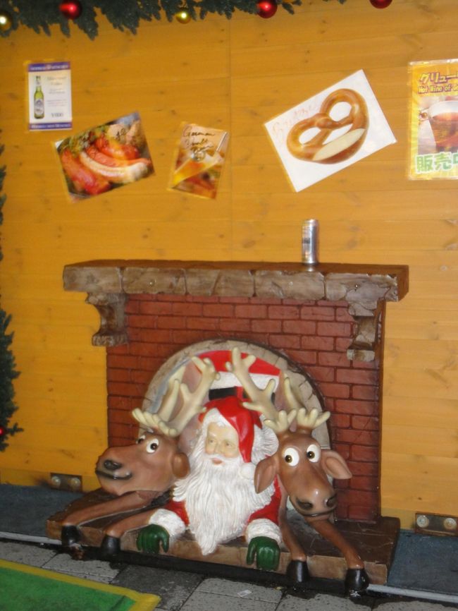 トナカイさんと一緒に暖炉につっかえちゃってるサンタさんもこちらでお出迎え。
