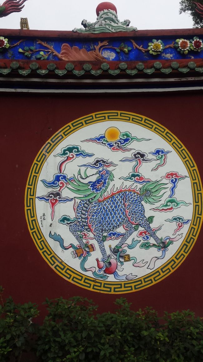 孔子廟へおじゃまします。<br /><br />受付のおば様がすごく親切にしてくれて、<br />日本語これだよー、とか<br />ビデオの上映もあるよーとか<br />身振り手振りで教えていただきました。<br /><br />後で知ったんですが<br />月曜は休館だったらしくて、<br />この日来れてラッキー。<br /><br />これは門の裏側に麒麟。<br />４つの足にそれぞれ宝物を踏んでいます。<br /><br />ちょうど奥の方で地元の方？が<br />太極拳をフィニッシュ！