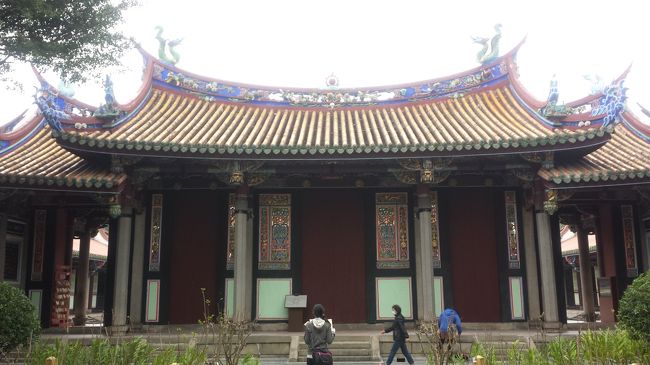 儀門。<br /><br />近くにたぶん子ども向けのビデオがあったので<br />それを見ながら＋パンフレットで<br />儒教の文化に触れますー。<br /><br />他のお寺と違って、字がなくて<br />（孔子様の前で字をひけらかすなんて！）<br />すごくシンプル。<br /><br />彫刻や彩色が鮮やかで<br />見ていて飽きません。