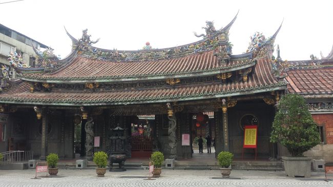 お隣の保安宮。<br /><br />孔子廟と比べると<br />装飾が派手でびっくり。<br /><br />実在したお医者さんが祀られているそうで<br />病気回復の神様なのねー。<br /><br />すごく豪華です。<br />ただ、真剣にお祈りされている方がいたので<br />写真はちょっと遠慮しました。<br /><br />このあと横沿いのシノワズリのお店で雑貨購入♪<br />女子たちのお土産に〜。