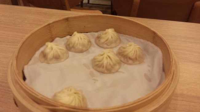 すごく寒かったのでホテルにいったん戻って<br />ダウンコートを着てくる羽目に。<br /><br />そして二人の待望の県泰豊！<br />漢字が出なくてすみません(>_<)<br /><br />１０時過ぎについたので全然待たずに入れました。<br />思わず写真を忘れて食いついてしまったので（失礼）<br />食べ途中ですみません。。。<br /><br />１０個ペロリ。<br /><br />この後は永康街でかき氷を食べるはずが、<br />寒さでダウン。<br />途中で雑貨を買い、MRTで一路・・・